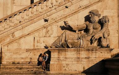 un couple s'embrasse sous une statue (2)
