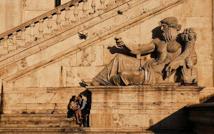 un couple s'embrasse sous une statue (2)
