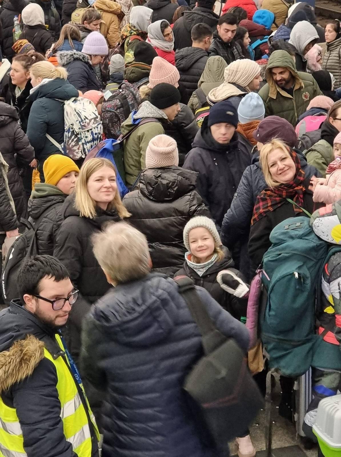 une famille qui reprend la route après avoir été accueillie par Frédéric Chauveau, conseiller des Français.e.s de l'étranger en Pologne