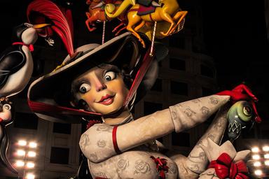 Une figure de femme avec un chapeau