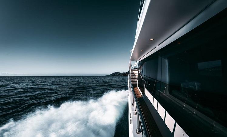yacht qui navigue en mer
