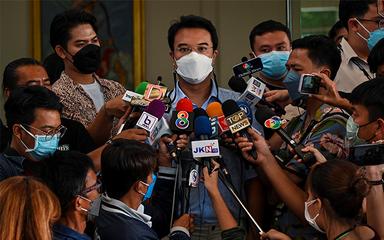 Prinn Panitchpakdi interviewé par des journalistes