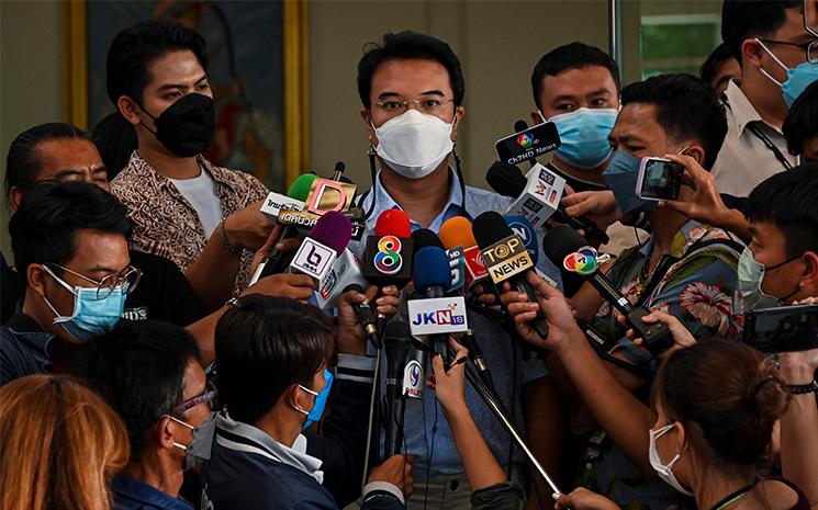 Prinn Panitchpakdi interviewé par des journalistes