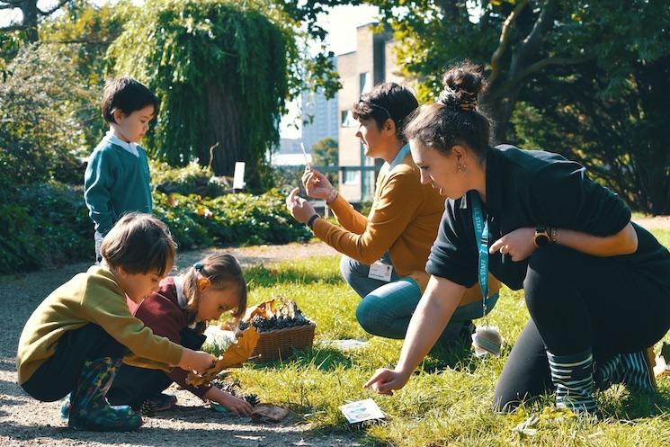 Lycée international Winston Churchill londres deux enseignants et enfants dans le jardin de l'école
