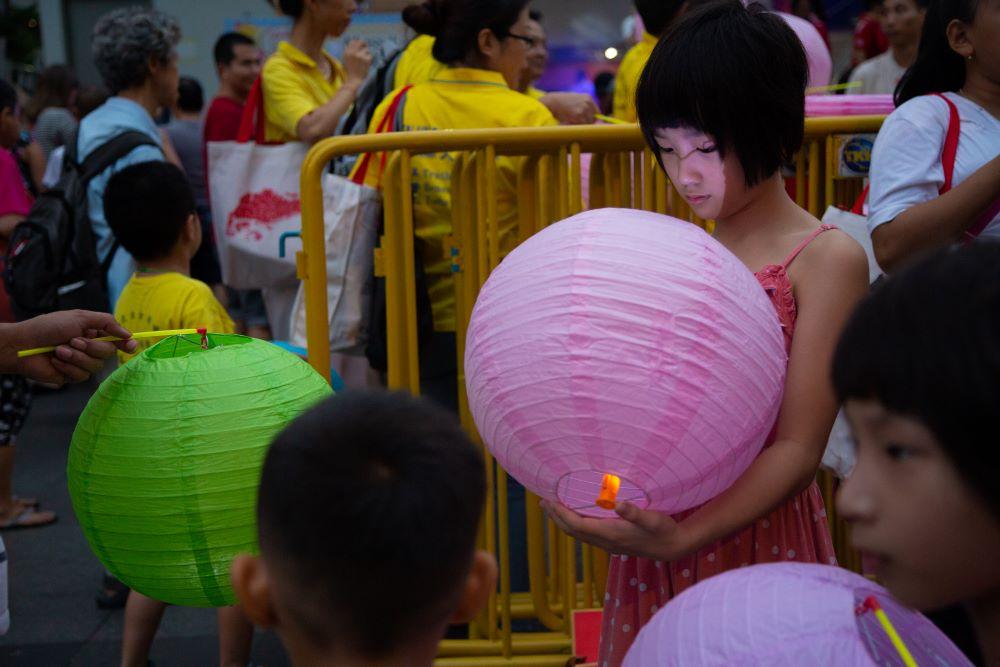 jeune fille avec une lanterne