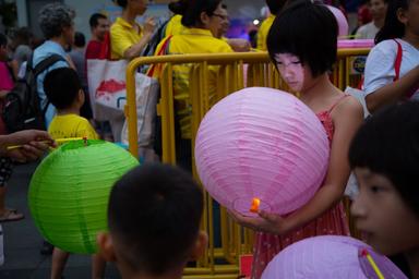 jeune fille avec une lanterne