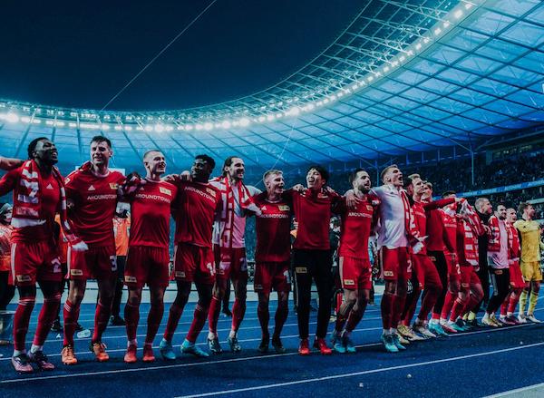équipe du FC Union Berlin après la victoire contre Hertha