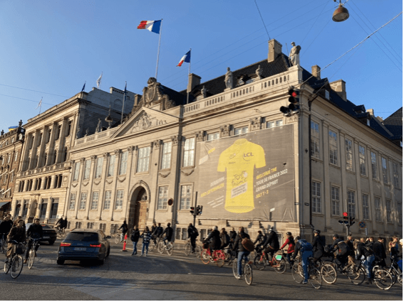 Le maillot du Tour de France sur la façade de l'Ambassade de France à Copenhague.