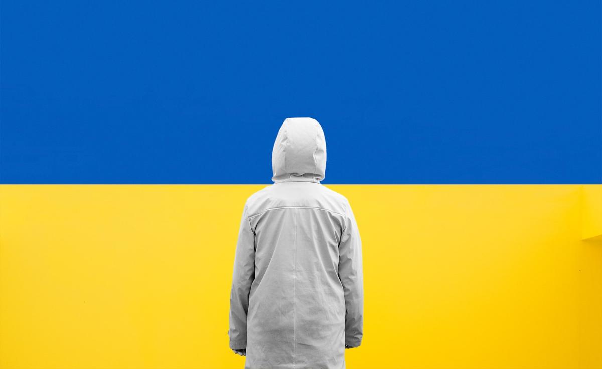 enfant devant une fresque du drapeau ukrainien