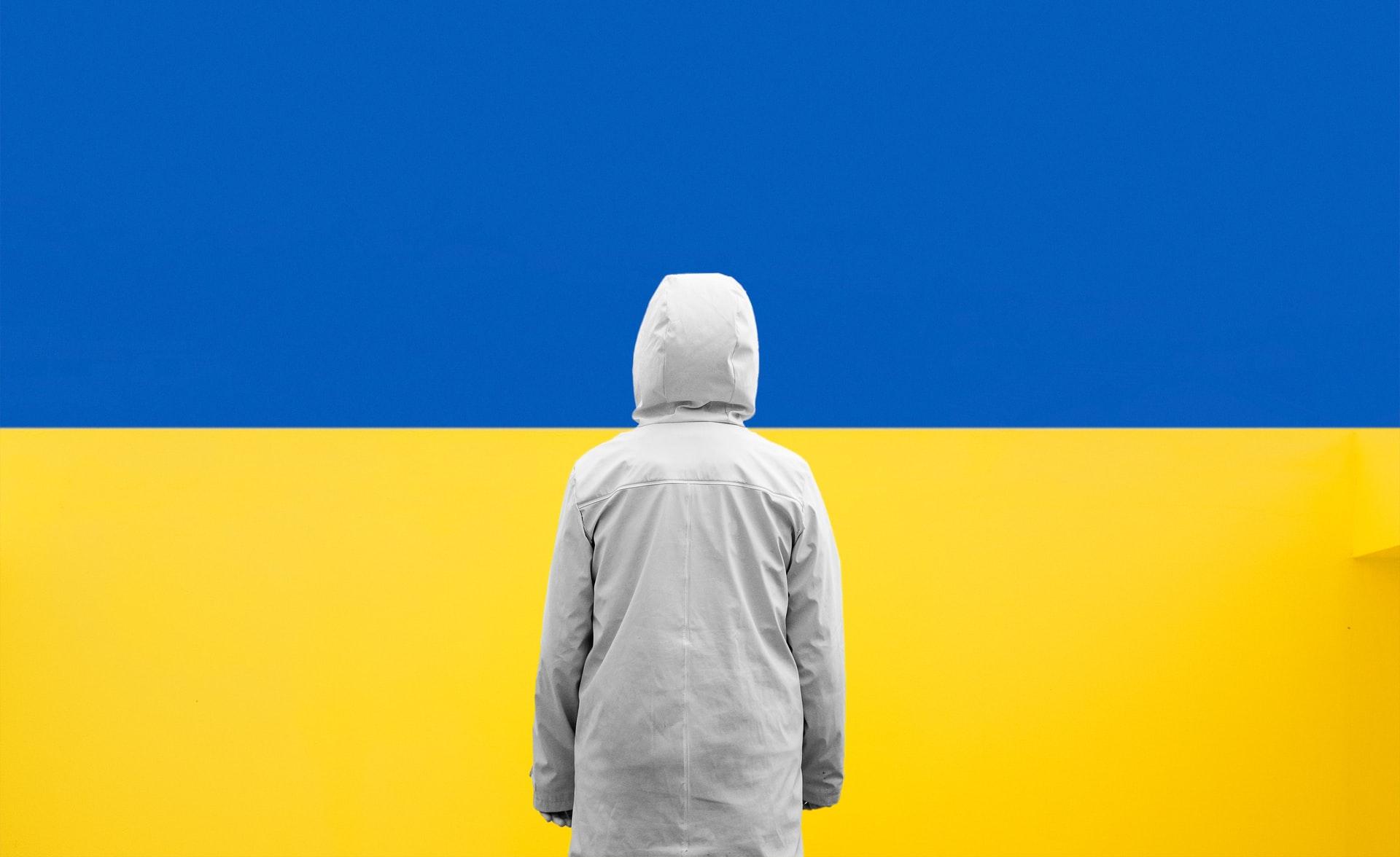enfant devant une fresque du drapeau ukrainien