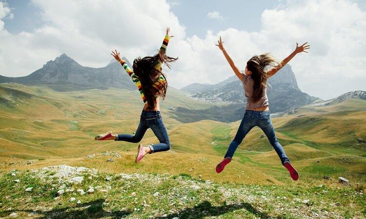 filles qui sautent à la montagne