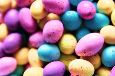 oeufs Pâques en chocolat colorés