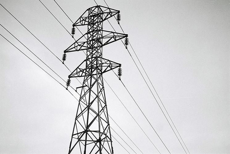 poteau electrique en noir et blanc