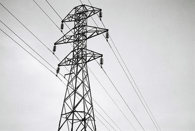 poteau electrique en noir et blanc