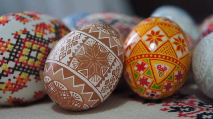 l'oeuf pyssanka, une tradition ukrainienne au Brésil