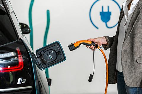 quelqu'un recharge sa voiture dans un parking souterrain