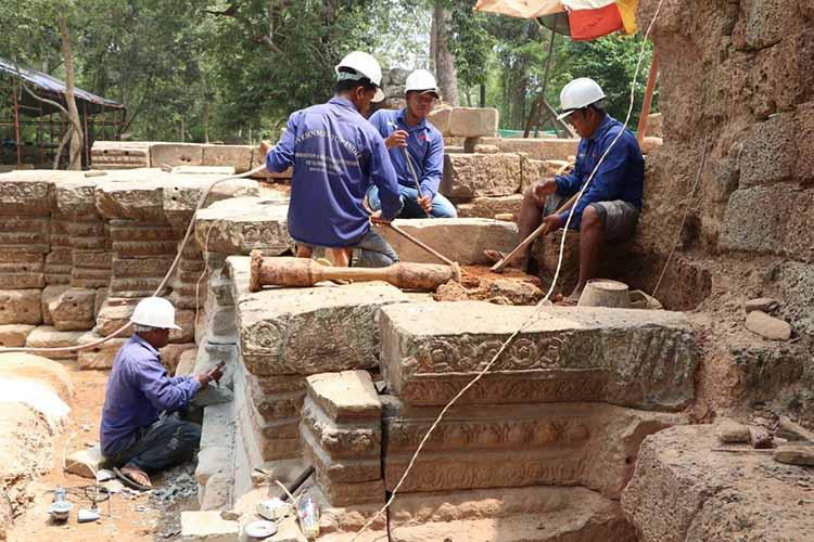 retauration porte est du ta prohm c apasara