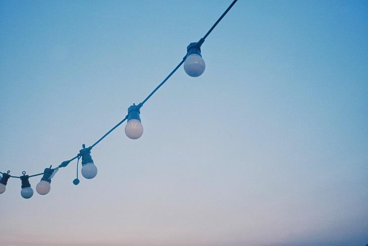 Une guirlande de lumières suspendue dans le ciel