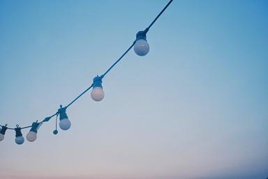 Une guirlande de lumières suspendue dans le ciel