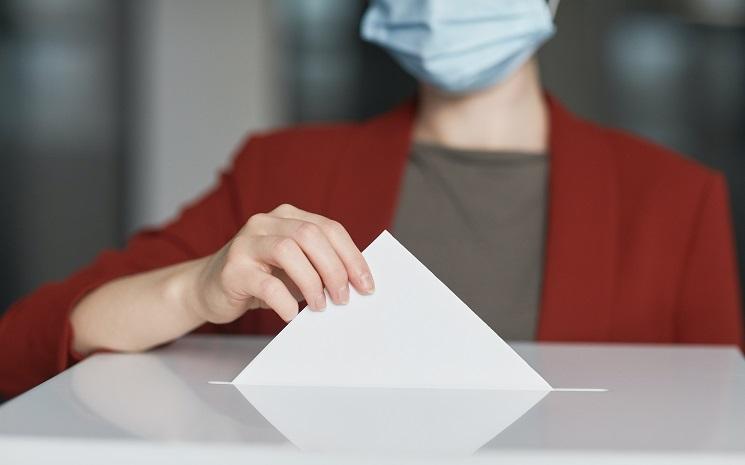 Personne masquée qui vote