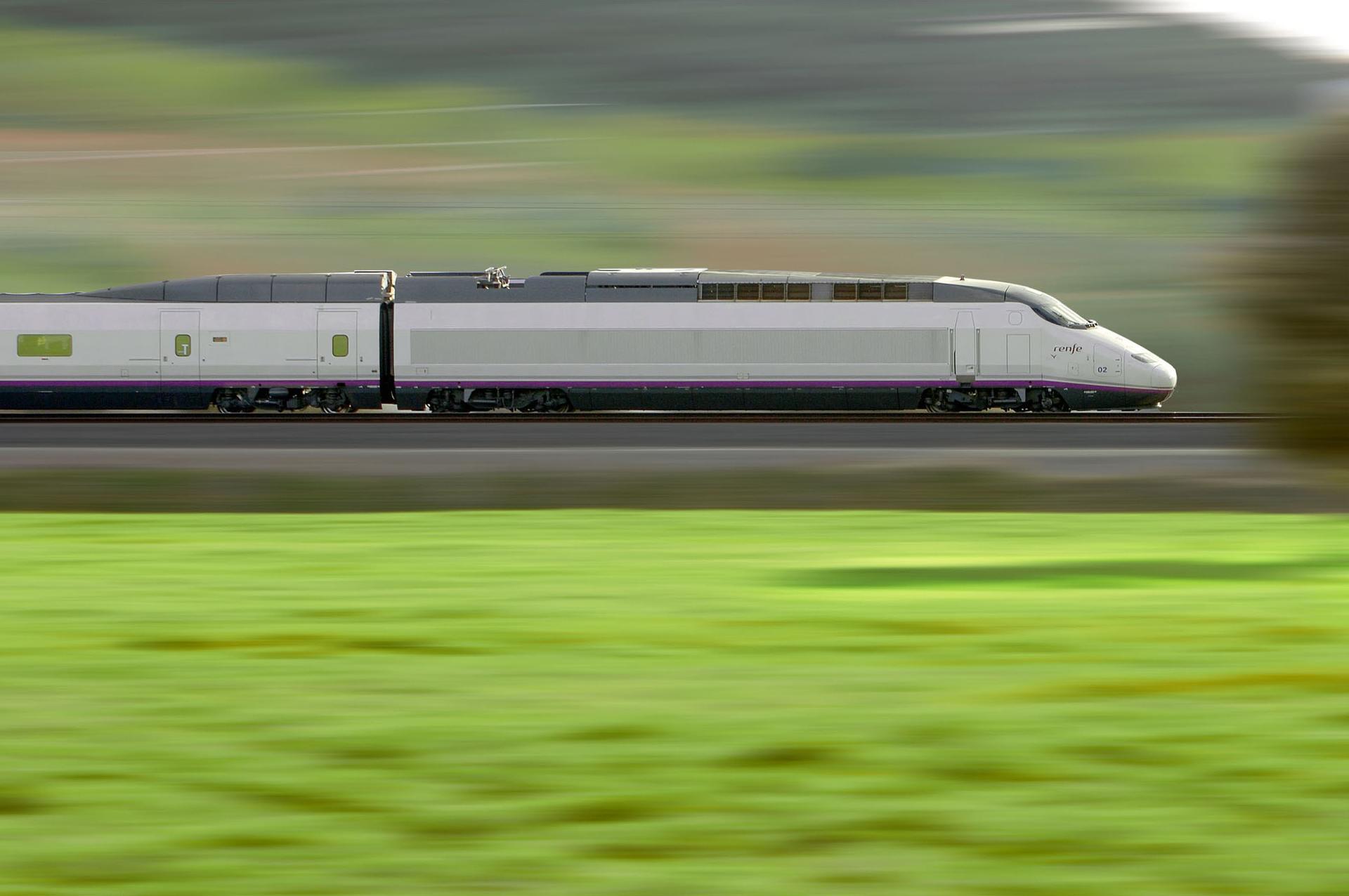 train grande vitesse AVE Renfe roule dans la campagne
