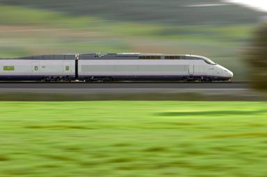 train grande vitesse AVE Renfe roule dans la campagne