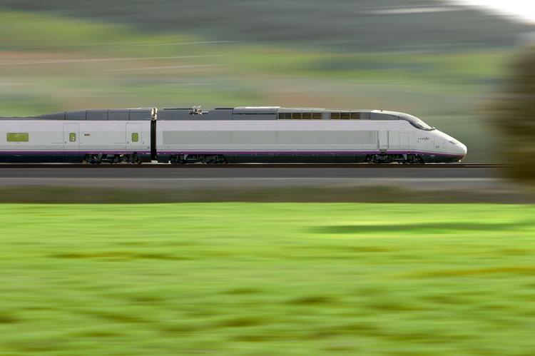 train grande vitesse AVE Renfe roule dans la campagne