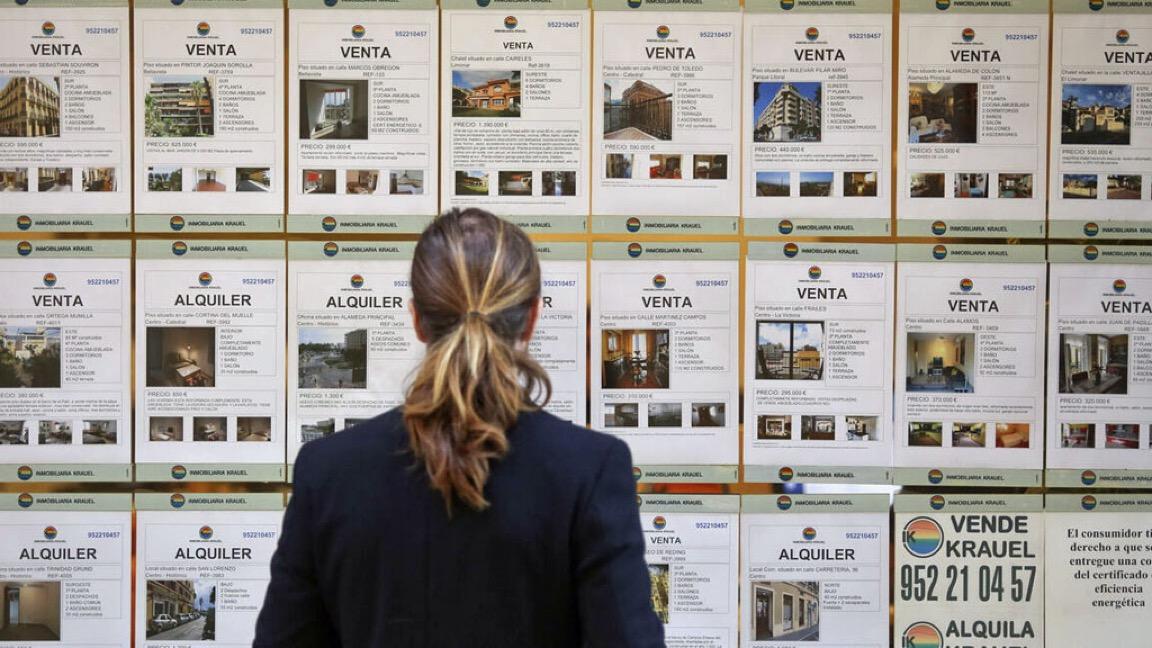 Devant une agence immobilière à Malaga