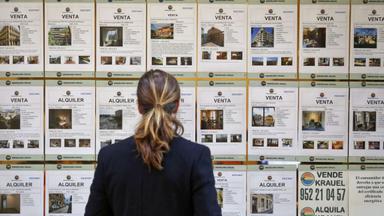 Devant une agence immobilière à Malaga