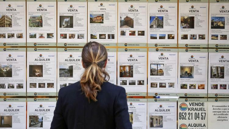 Devant une agence immobilière à Malaga