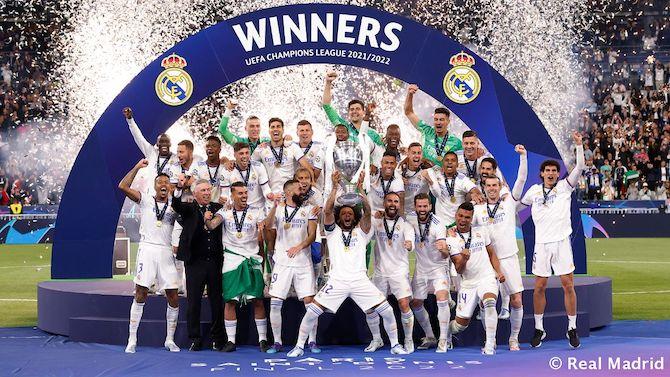 L'equipe du real madrid montre la coupe de la champions league 2022