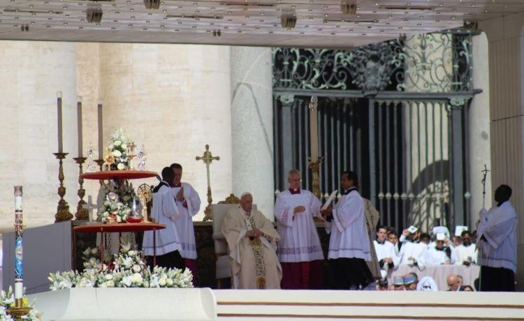 Pape célébrant messe