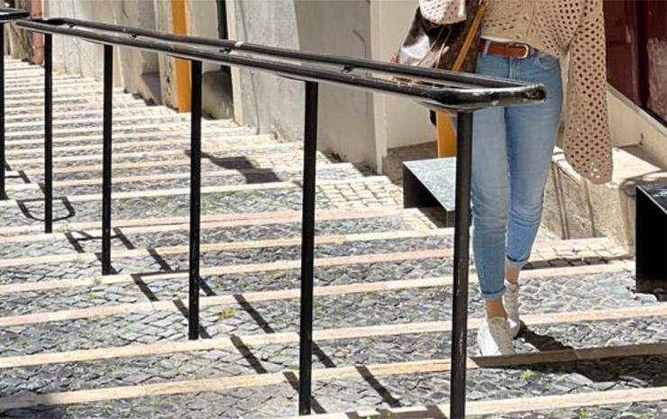 Jeune fille montant un escalier au Portugal