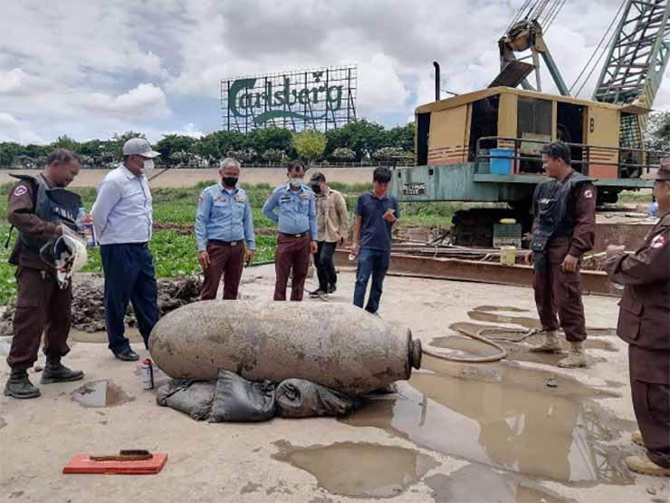 Une photo prise le 5 mai 2022 montre une bombe aérienne de guerre récupérée dans la rivière Chaktomuk à Phnom Penh, capitale du Cambodge. CMAC-Handout via Xinhua