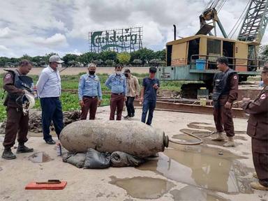 Une photo prise le 5 mai 2022 montre une bombe aérienne de guerre récupérée dans la rivière Chaktomuk à Phnom Penh, capitale du Cambodge. CMAC-Handout via Xinhua