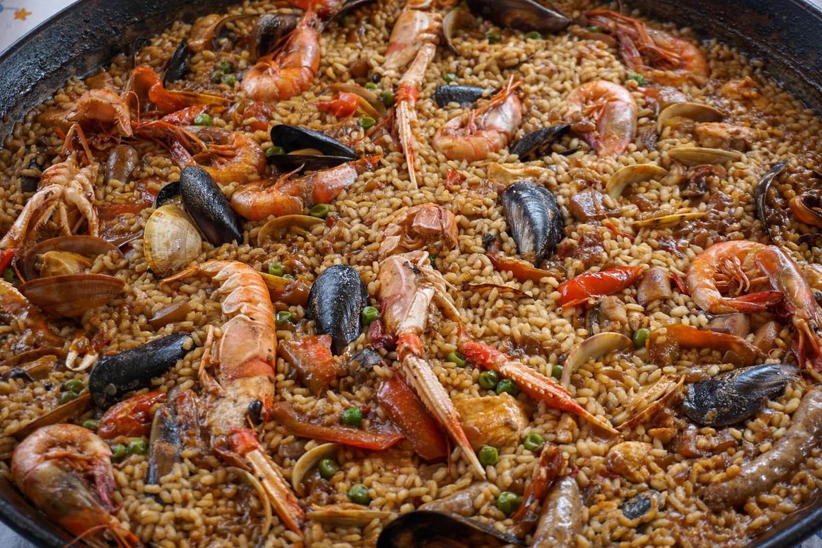une paella avec des fruits de mer et du riz à Alicante