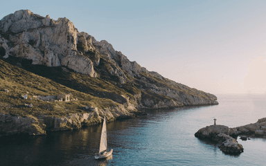 Voilier au large d'une côte