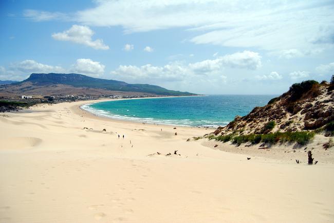 Dunes et plage de Bolonia en Espagne