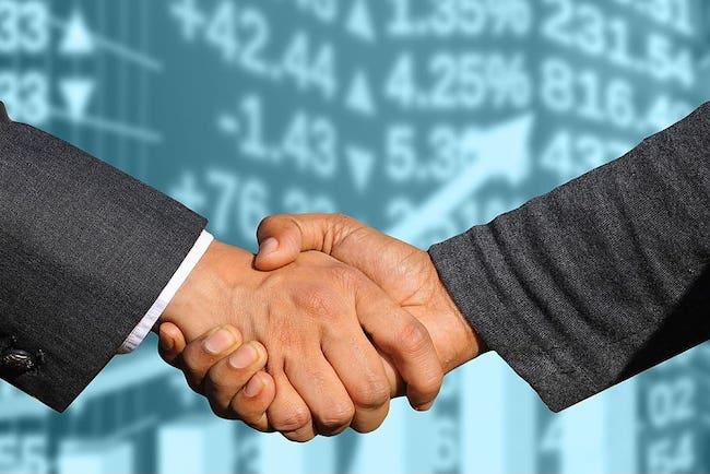 deux hommes d'affaires se donnent la main