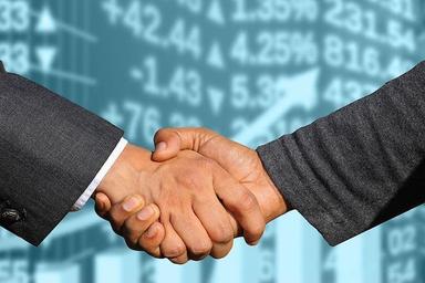 deux hommes d'affaires se donnent la main