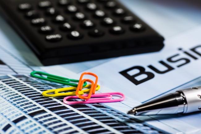 une calculatrice sur un rapport d'activité business d'une entreprise