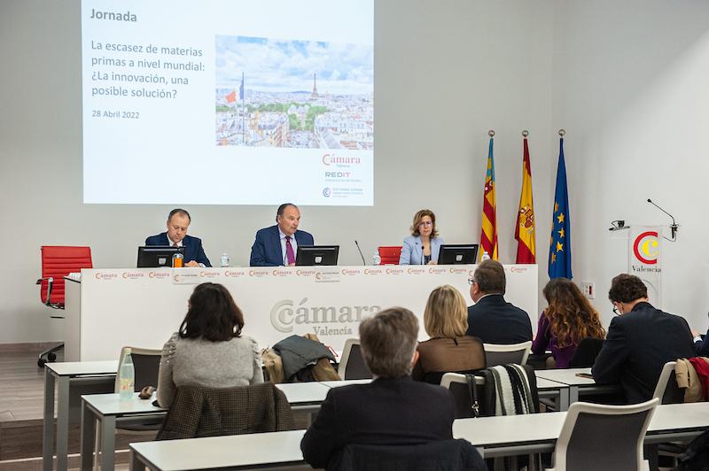 Trois personnes en train de parler lors de la table ronde de la camara de comercio à valencia