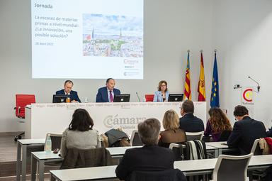 Trois personnes en train de parler lors de la table ronde de la camara de comercio à valencia