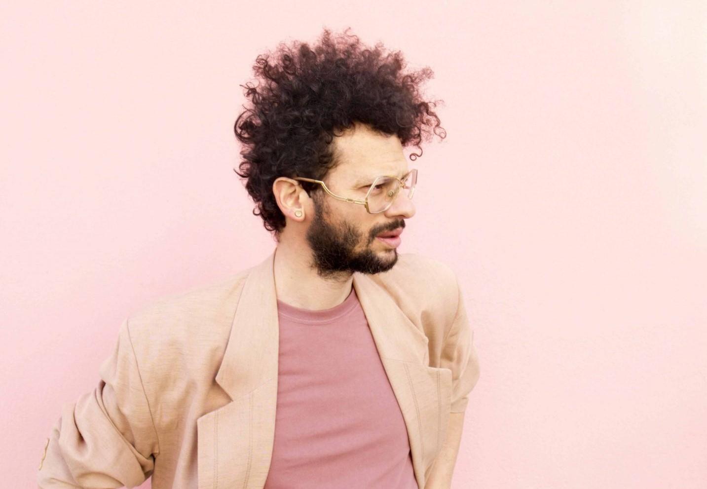 charles baptiste avec une veste rose a valence en espagne