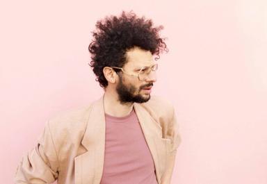 charles baptiste avec une veste rose a valence en espagne