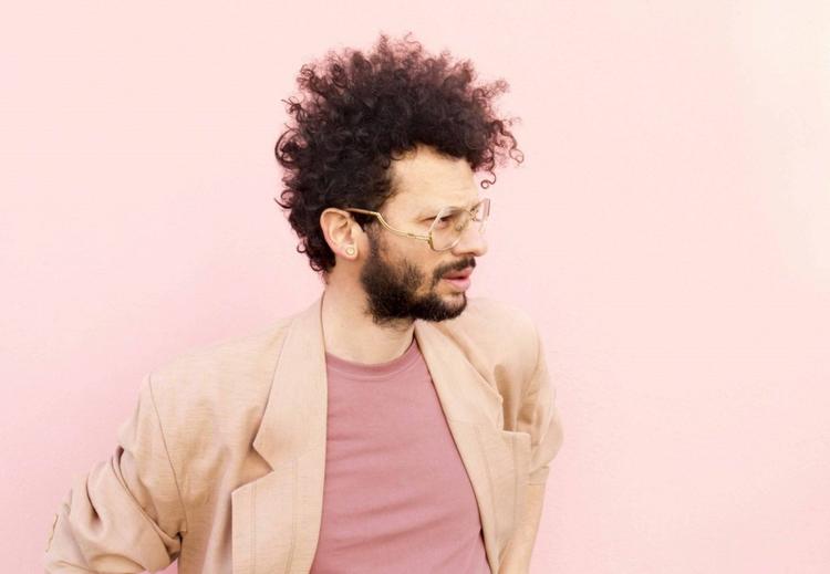 charles baptiste avec une veste rose a valence en espagne