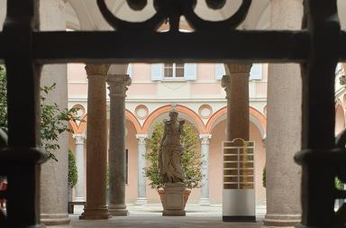 cour intérieure avec statue