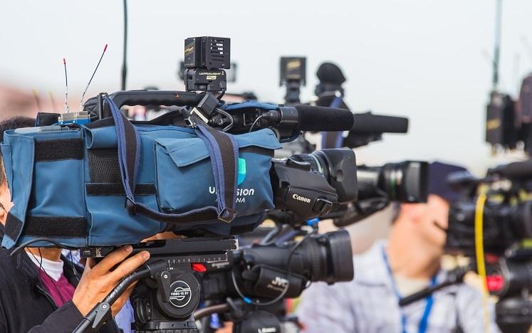 des cameraman journalistes filment avec leurs caméras
