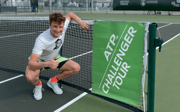 Le tennisman franco-brésilien Gabriel Décamps sur un court de tennis d'un ATP Challenger