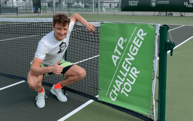 Le tennisman franco-brésilien Gabriel Décamps sur un court de tennis d'un ATP Challenger